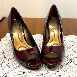 Bandolino Plum Heels Sz 6 Like New